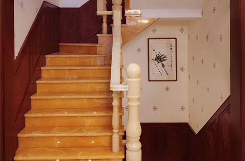 郧西中式别墅室内汉白玉石楼梯的定制安装装饰效果